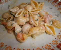 Conchiglie gamberetti, zucchine, zafferano e panna di soia