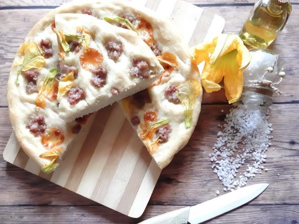 Focaccia con luganega formaggio e fiori di zucchine a modo mio
