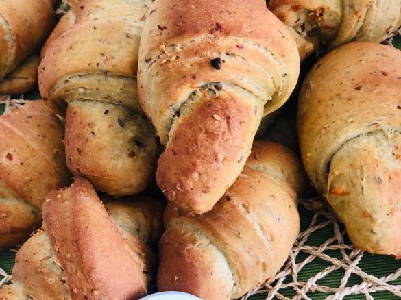 Cornetti sfogliati salati al pesto con ripieno fantasia