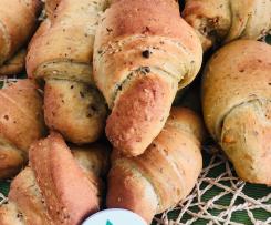 Cornetti sfogliati salati al pesto con ripieno fantasia