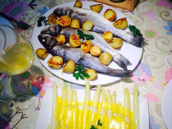 Branzino e patate croccanti con asparagi in salsa olandese