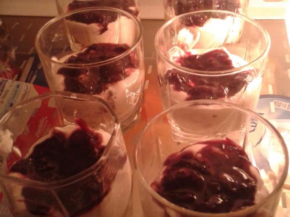 Coppette di panettone con ricotta e amarene (RICICLO)