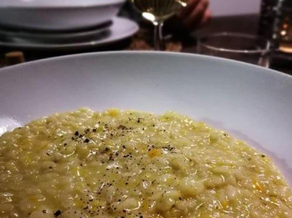 Risotto profumato al lime e limone con zucchine verdi e gialle
