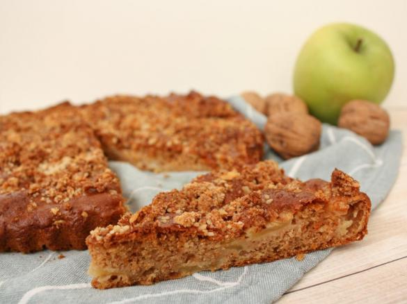 Torta di mele, cannella e frutta secca