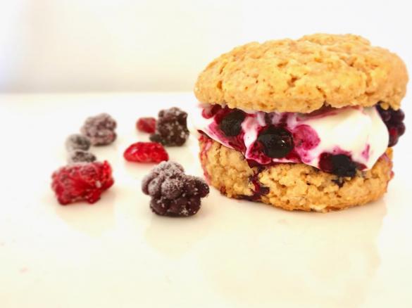 Scones al farro e yogurt farciti con crema di yogurt greco e frutti di bosco -contest dessert Yogurt