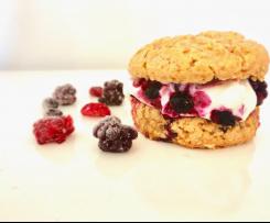 Scones al farro e yogurt farciti con crema di yogurt greco e frutti di bosco -contest dessert Yogurt