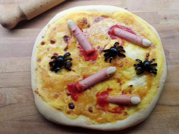 Pizza alla crema di zucca e provola affumicata con ragni e dita appena mozzate
