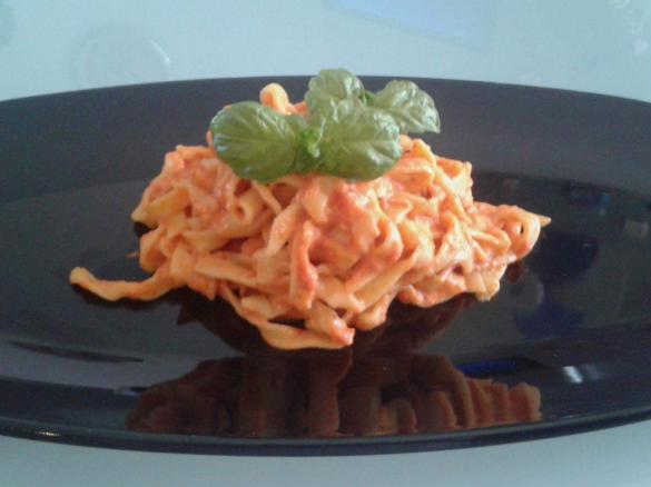 Fettuccine con crema di peperoni e robiola