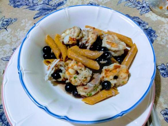 Penne senza glutine piccanti ai gamberi e mirtilli
