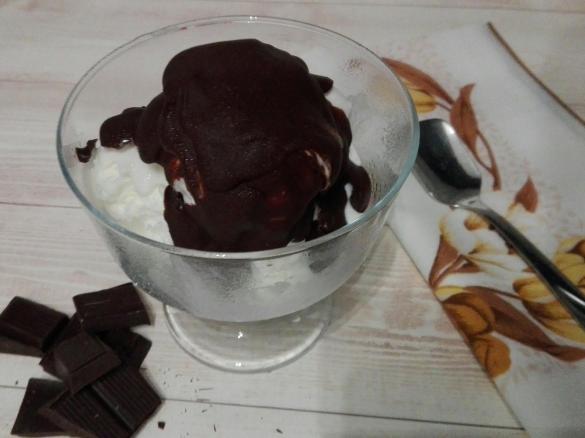 Gelato fiordilatte con colata croccante di cioccolato