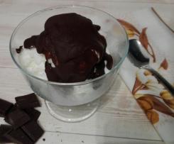 Gelato fiordilatte con colata croccante di cioccolato