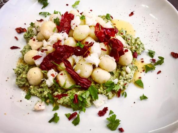 Gnocchetti di baccalà su patè di zucchine grigliate e pistacchi con condimento di peperoni cruschi -CONTEST TRICOLORE-