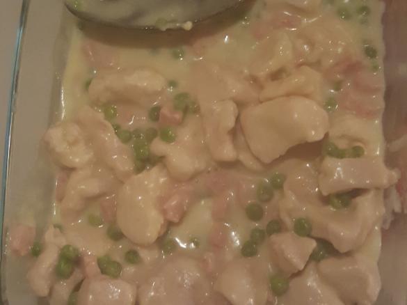 Bocconcini di pollo con crema al latte,piselli e prosciutto