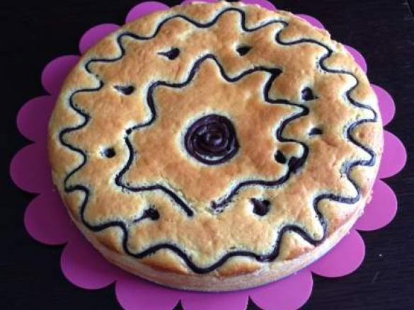 Torta-crostata decorata farcita con crema al cioccolato