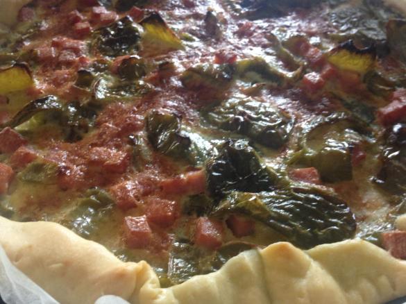 Torta salata con peperoni, prosciutto e formaggio di capra