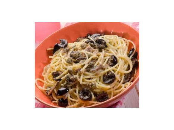 Spaghetti aglio, olio, peperoncino, capperi, acciughe e olive nere