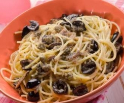 Spaghetti aglio, olio, peperoncino, capperi, acciughe e olive nere