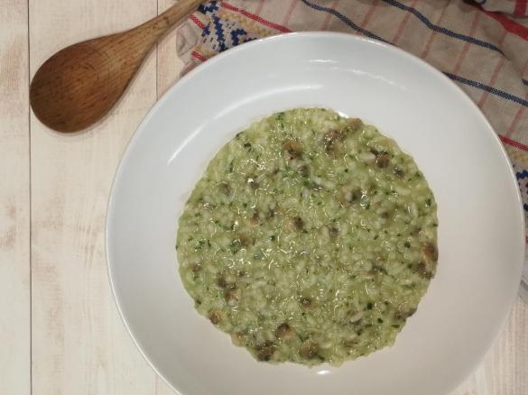 Risotto alle vongole con pesto al basilico