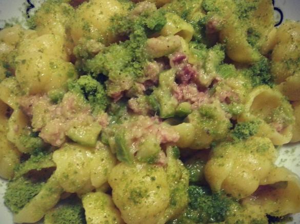 Pasta allo zafferano, zucchine e crudo