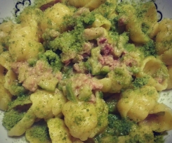 Pasta allo zafferano, zucchine e crudo