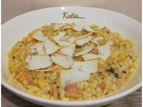 Risotto tonno e mais con scaglie di ricotta affumicata