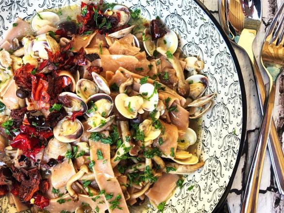 Sagne di farina di castagne con pioppini,vongole e peperone crusco(contest funghi)
