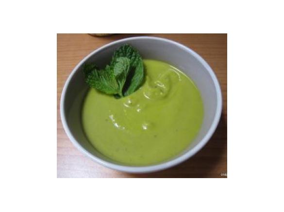Zuppa fredda di piselli aromatizzata alla menta