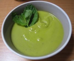 Zuppa fredda di piselli aromatizzata alla menta