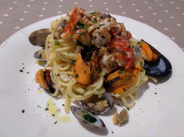 Tagliolini al ragù di branzino con cozze e vongole veraci