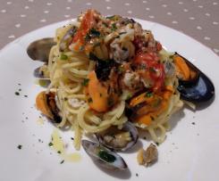 Tagliolini al ragù di branzino con cozze e vongole veraci