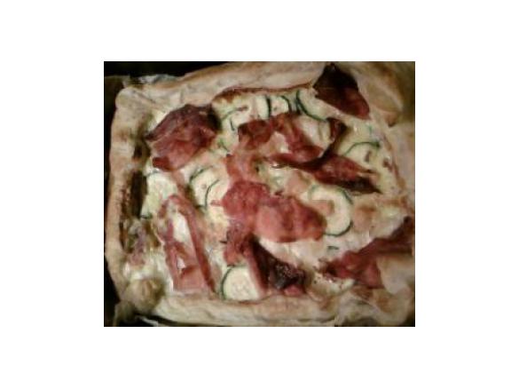 Torta salata zucchine, speck e brie