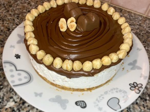 CHEESECAKE ALLO YOGURT CON NUTELLA E NOCCIOLE