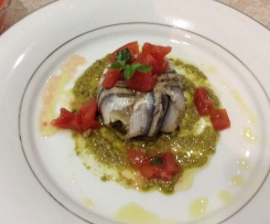 Tortino di alici ripieno su fondo di pesto e pomodorini