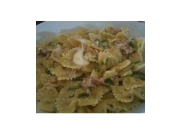 Farfalle con certosa zucchine e mortadella