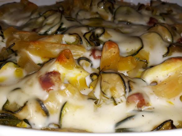 Pasta al forno con uova, zucchine e pancetta
