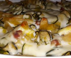Pasta al forno con uova, zucchine e pancetta