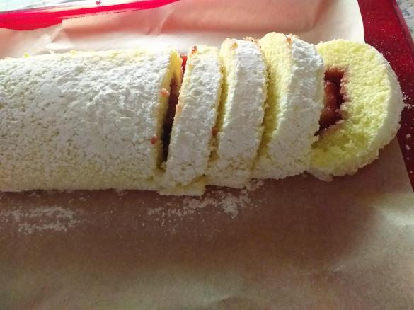 Rotolo farcito alla marmellata di fragole