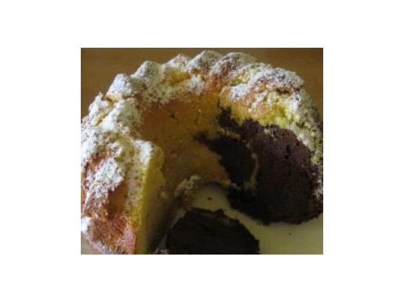 Ciambellone marmorizzato con arancia e nocciole