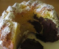 Ciambellone marmorizzato con arancia e nocciole