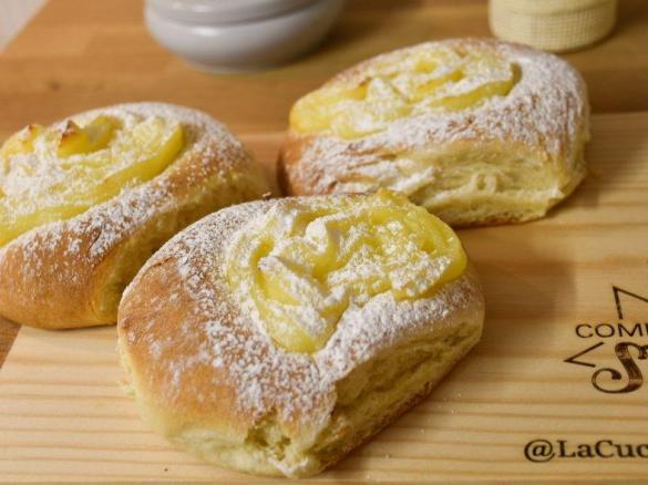 Brioches con vortice di crema