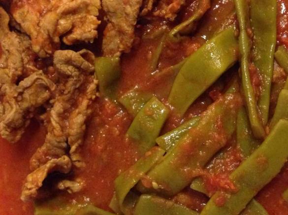 STRACCETTI DI VITELLONE AL SUGO DI FAGIOLI CORALLO