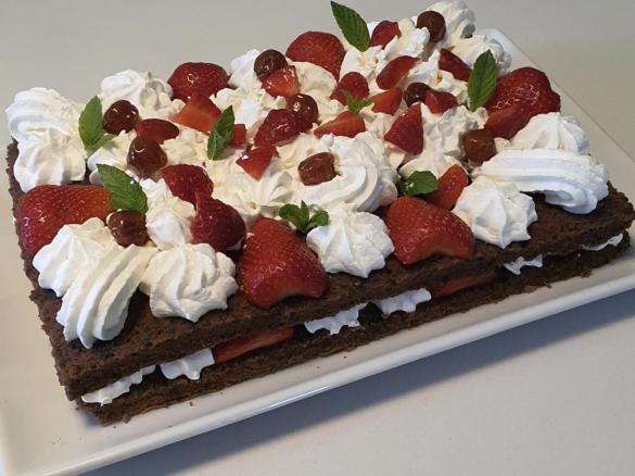 Torta al cacao con fragole e amarene