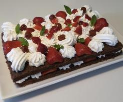 Torta al cacao con fragole e amarene