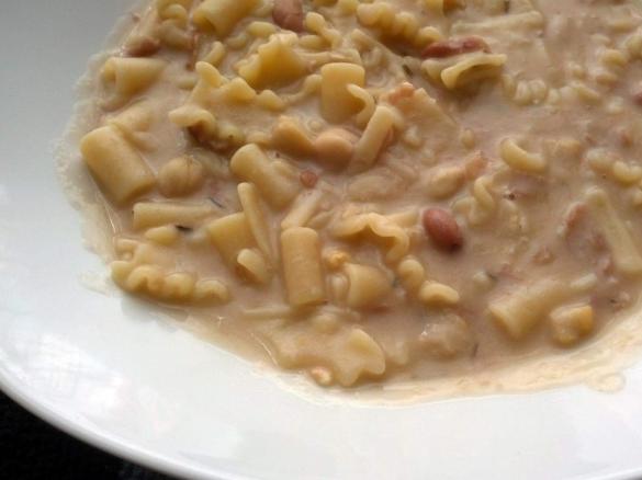 PASTA  CON CECI E BORLOTTI