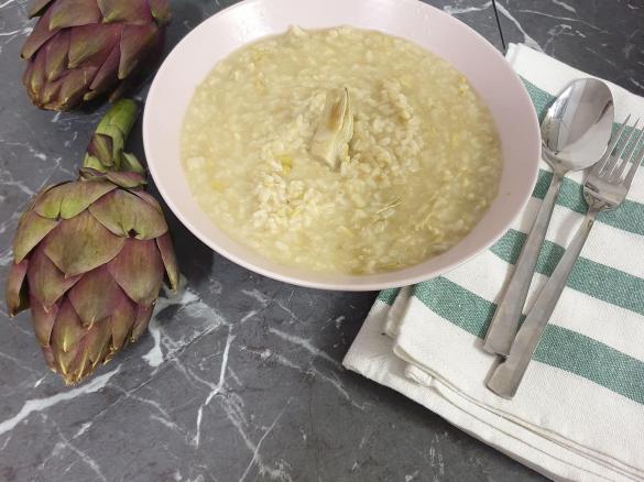 Risotto cremoso ai carciofi, senza latticini