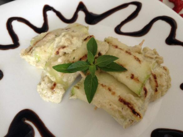 Involtini di zucchine al formaggio spalmabile e pistacchi