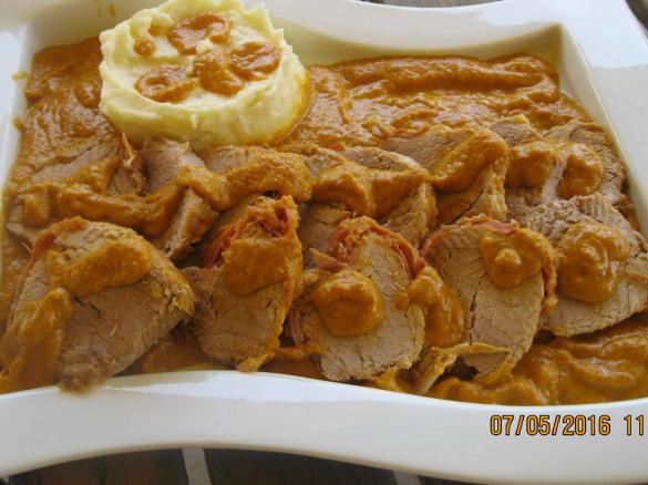 Filetto di maiale con speck e funghi con pure