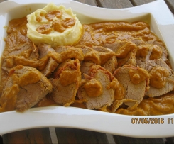 Filetto di maiale con speck e funghi con pure