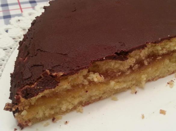 Dolce alle mandorle e cioccolato con ripieno