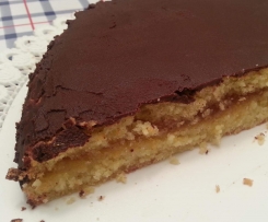 Dolce alle mandorle e cioccolato con ripieno